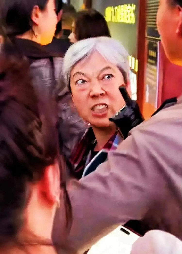 抓紧机会赚钱！插队女微博收获众多赞赏